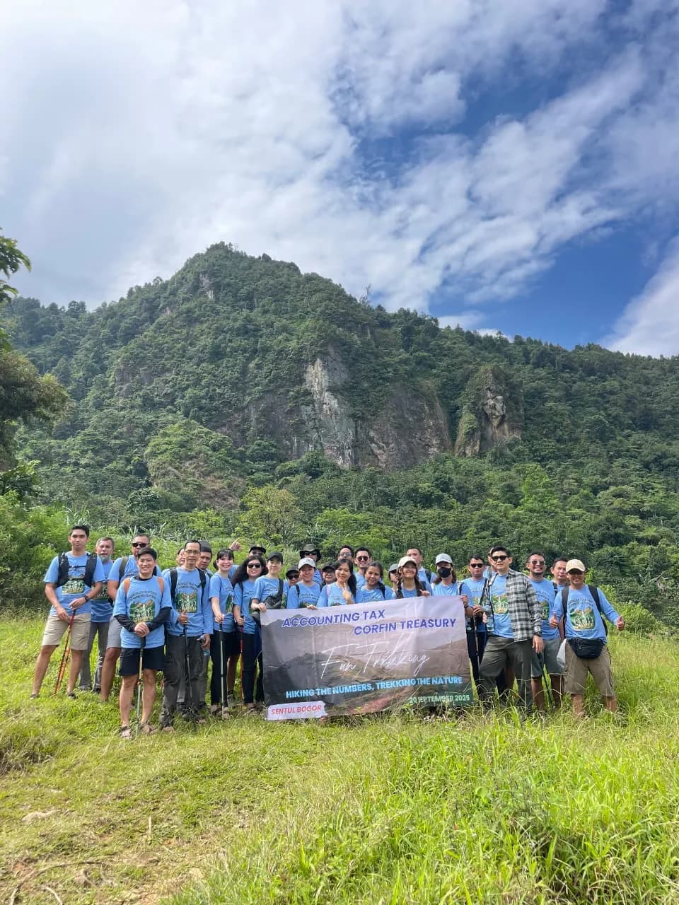Keseruan sekelompok sahabat berenang bersama di kolam curug yang jernih.