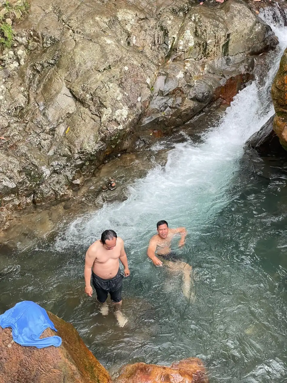 Para peserta wanita mengabadikan momen di puncak bukit dengan pemandangan yang indah.