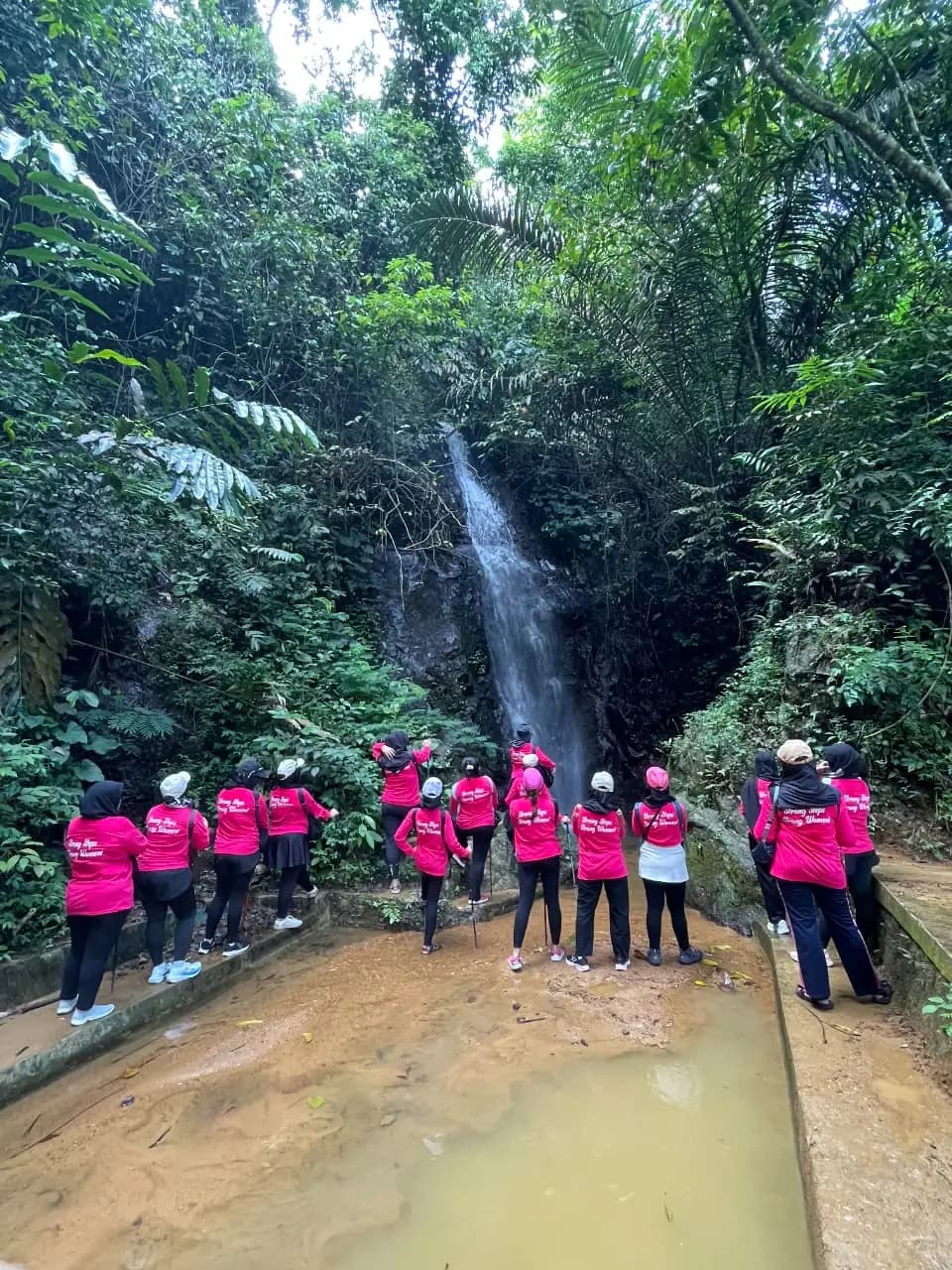 Seorang peserta berfoto di tengah jalur yang dinaungi oleh hutan bambu yang rimbun.