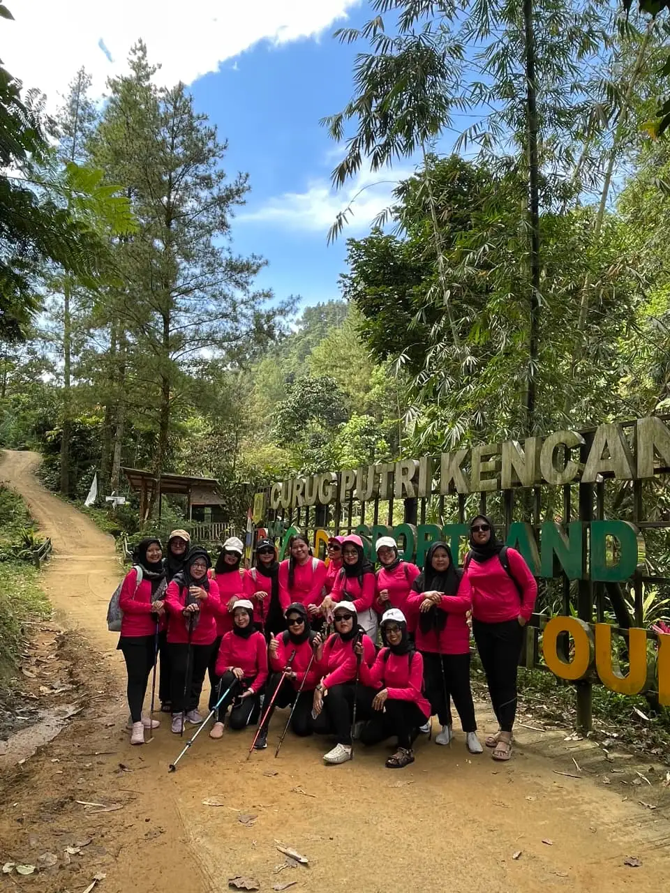 Rombongan berfoto di depan gerbang masuk Curug Putri Kencana.