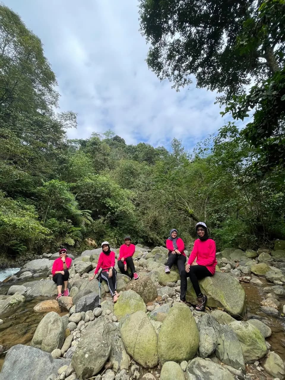 Rombongan berpose saat melintasi sebuah jembatan beton di jalur trekking.