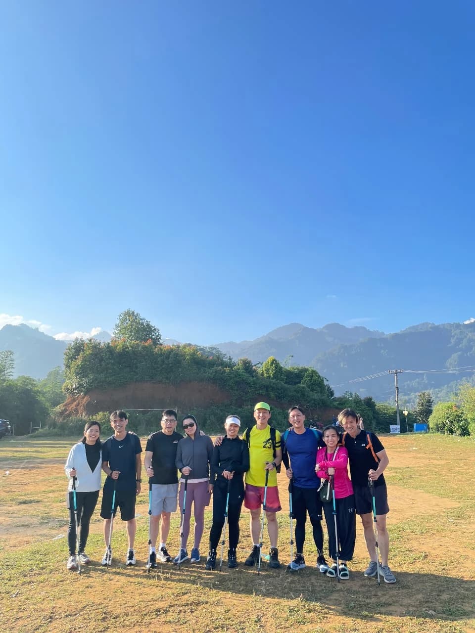 Pemandangan jalur trekking di area hutan pinus.