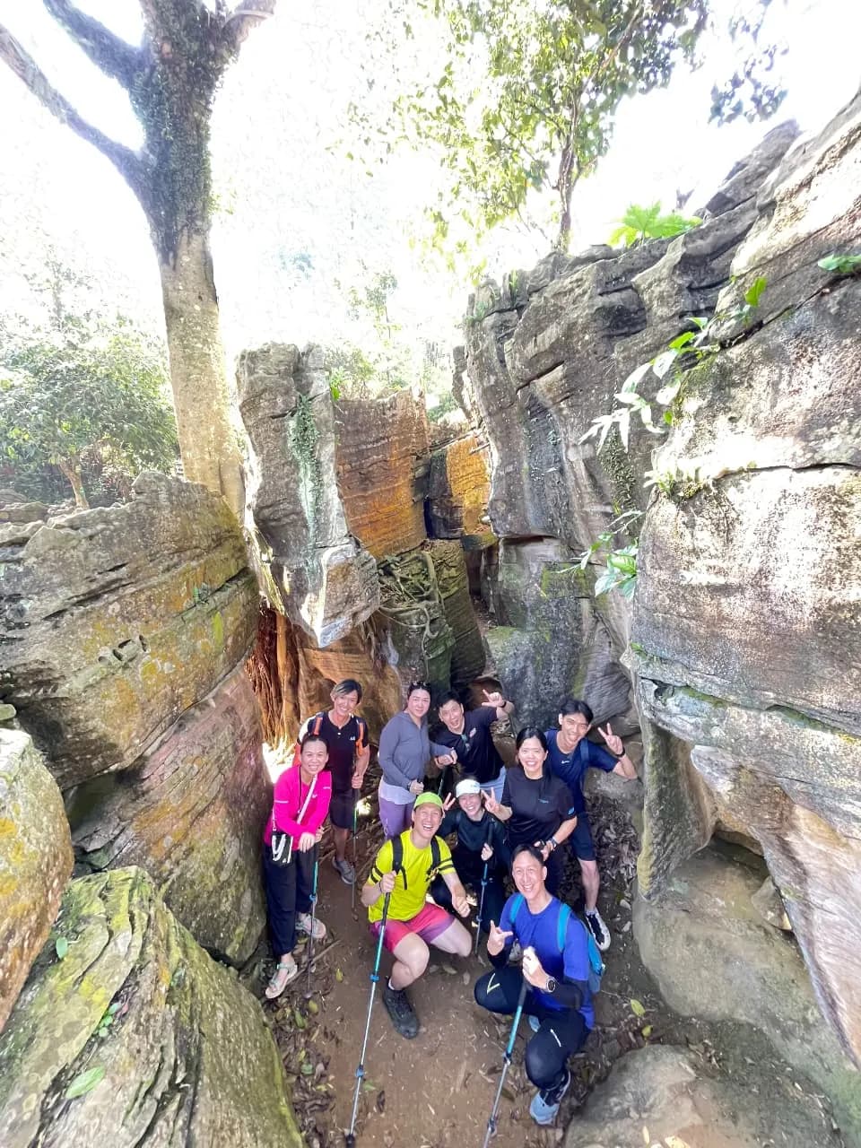 Peserta beristirahat di tengah perjalanan.