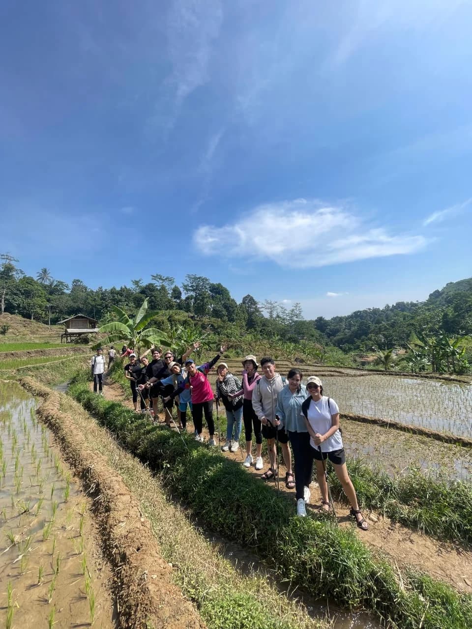 Keceriaan rombongan saat bermain air dan terciprat arus sungai di antara bebatuan.