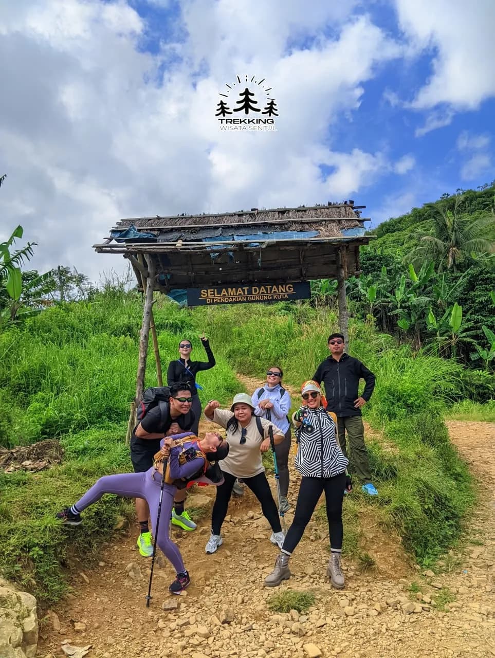 Sebuah keluarga berpose di depan papan penanda Bukit Wanapa.