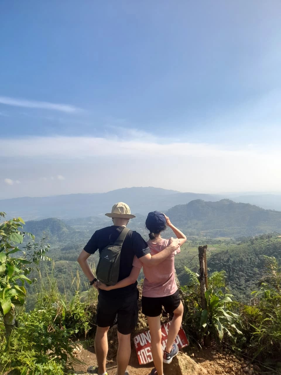Sekelompok pendaki berpose dengan gaya unik di depan gerbang Gunung Kuta.