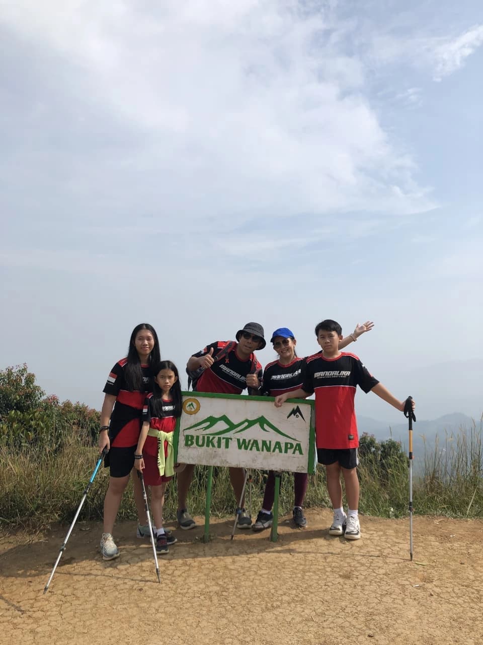 Sepasang pendaki berfoto di depan gerbang Gunung Kuta 1050 MDPL saat pagi hari.